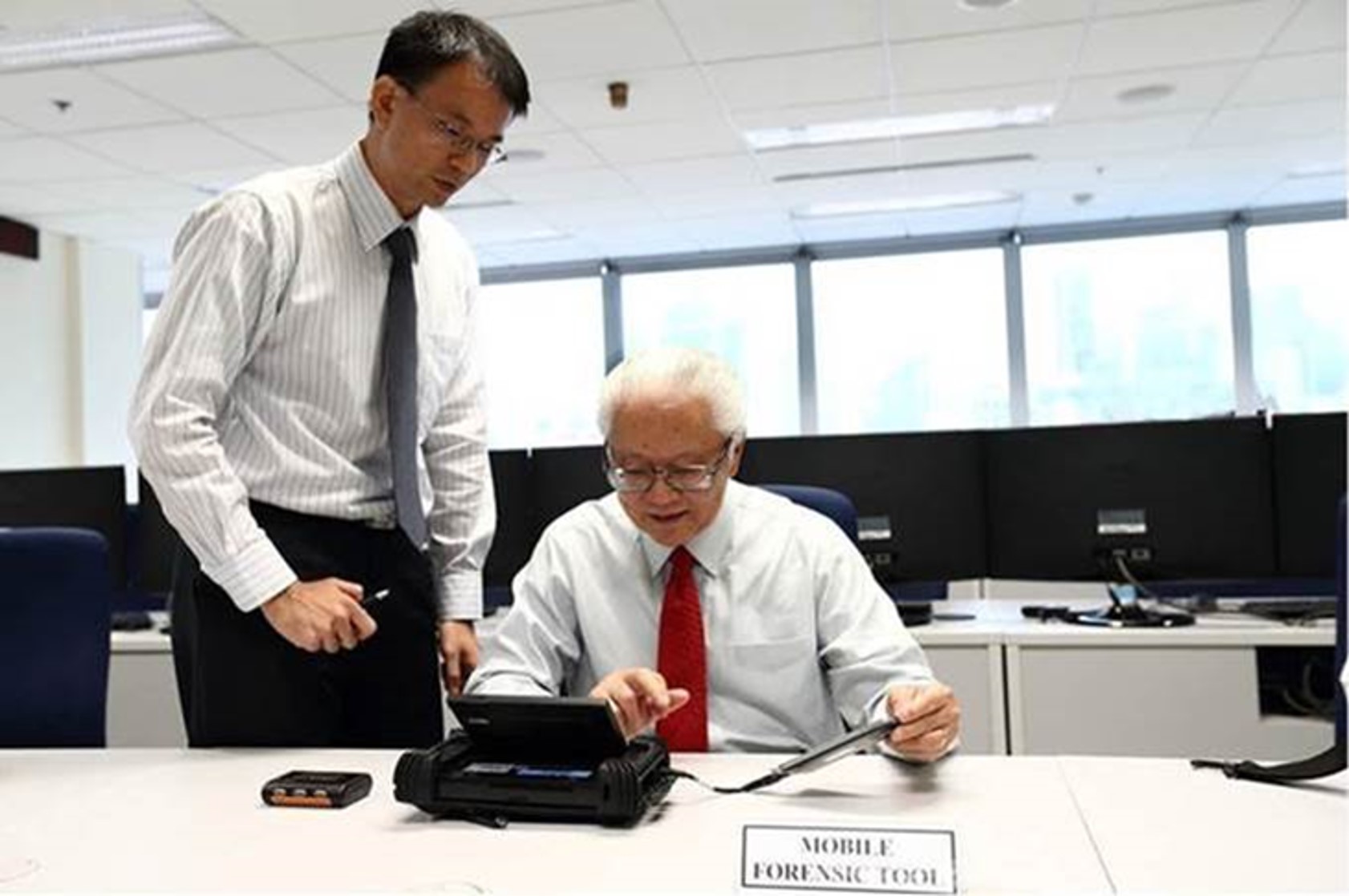 Tuan Liang (left) showing then President of Singapore, Tony Tan Keng Yam, the mobile forensic tool, on 27 April 2016