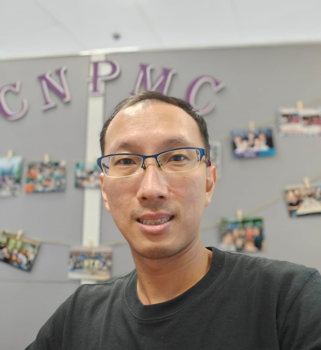 A man posing for the camera.