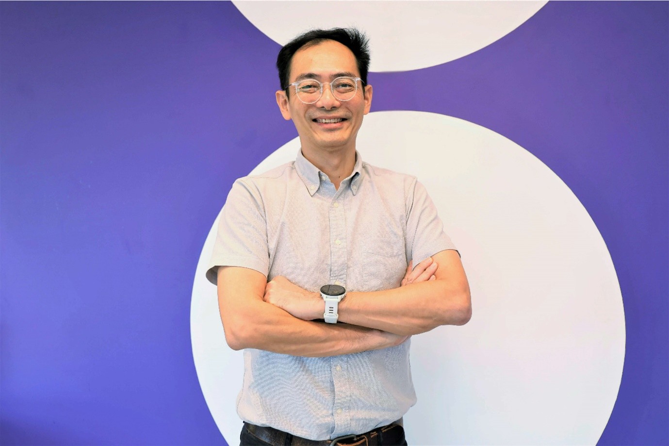A man standing with his arms crossed.