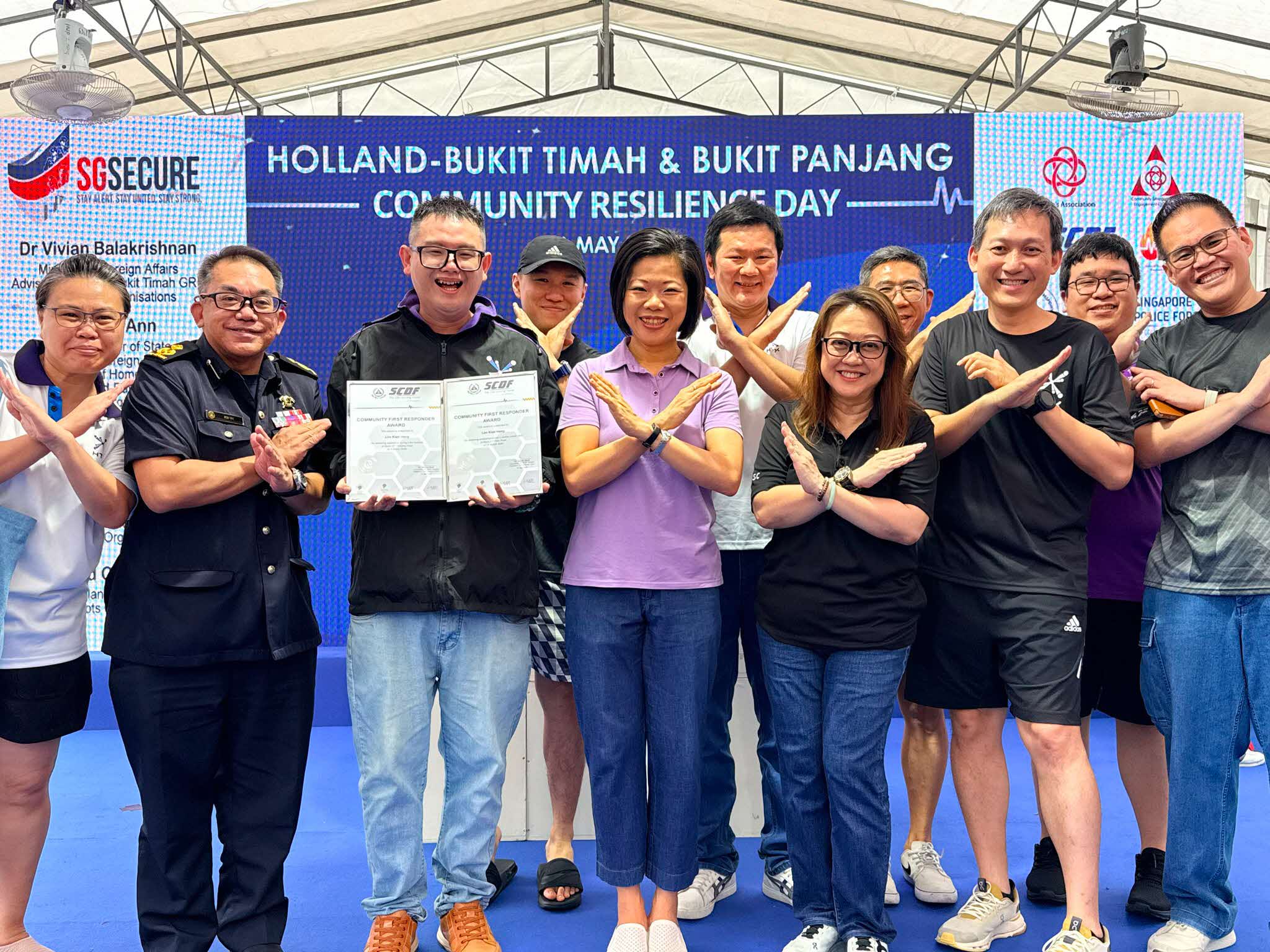 A group of people receiving the award during Holland-Bukit Timah & Bukit Panjang Community Resilience Day event.